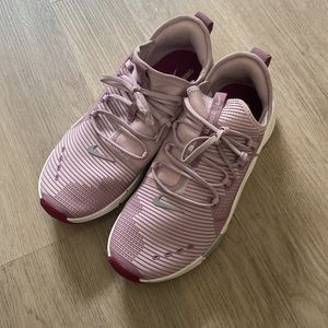 Nike Lightweight Women’s Training Shoes Sneakers in Pink